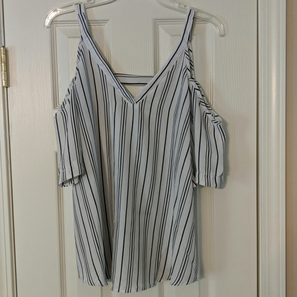 Sienna Sky cold-shoulder top. Size L.